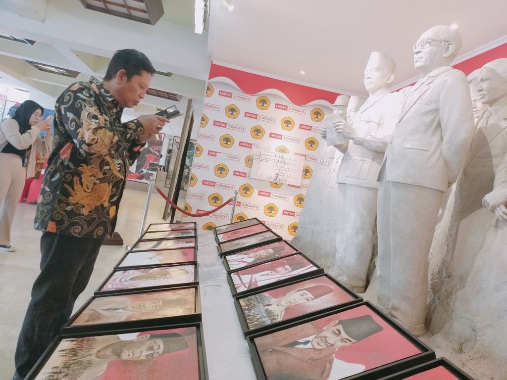 Untag Surabaya menggelar pameran lukisan bertema 'Sang Fajar' pada rangkaian peringatan Hari Lahir Bung Karno di kampusnya