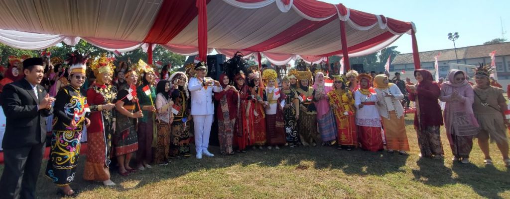 PJ Wali Kota Mojokerto Moh. Ali Kuncoro bersama peserta upacara HUT Kemerdekaan RI.