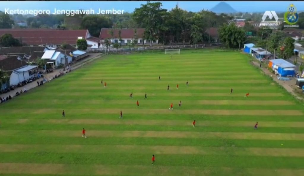 Penampakan lapangan sepak bola milik desa di Jember (Foto: Tangkapan layar video viral)