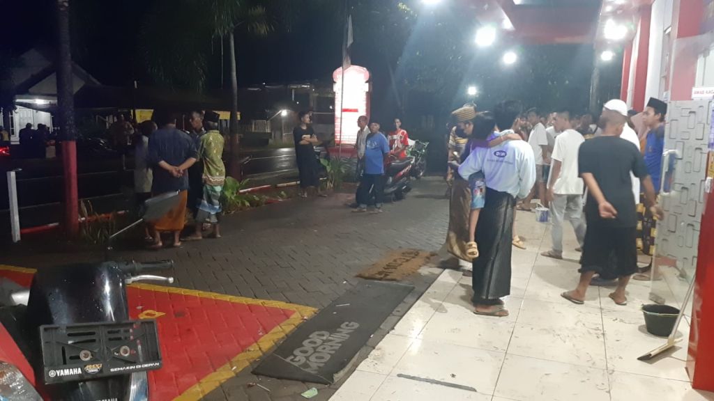 Messa mengepung puskesmas tempat korban mendapat perawatan medis.(M Hatta  for mili.id)