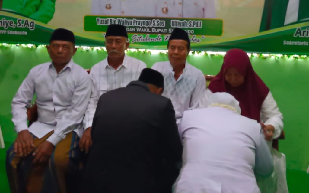 Wakil Bupati Situbondo, Ulfiyah didampingi suami sungkem ke orangtua (Foto: Fatur Bari/mili.id)
