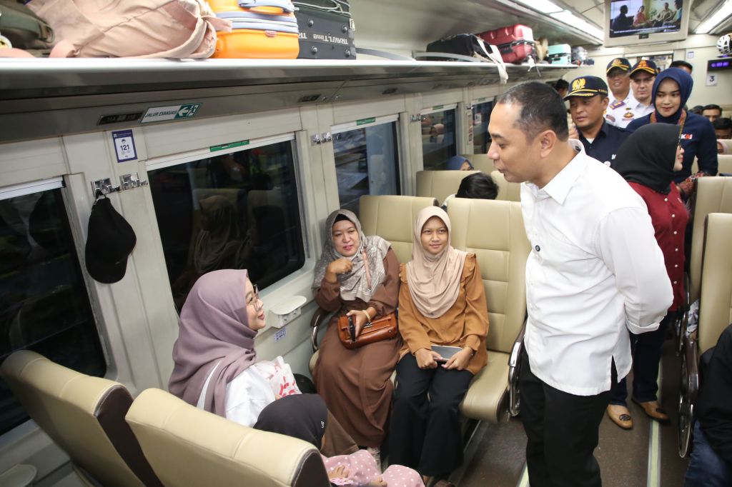 Wali Kota Eri Cahyadi Pastikan Puncak Arus Mudik  di Stasiun Gubeng Berjalan Lancar