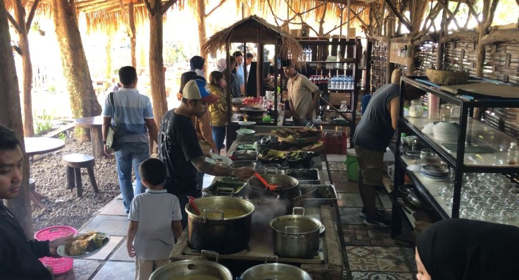 Suasana Warung Pawon Sego Lego di Trawas, Mojokerto