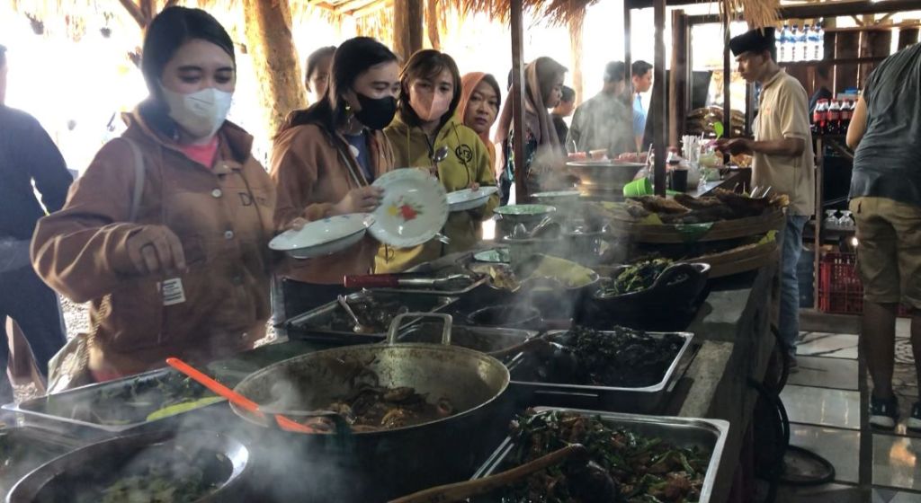 Mencicipi Sederet Menu Makanan di Sego Lego Trawas yang Dimasak Pakai Kayu Bakar