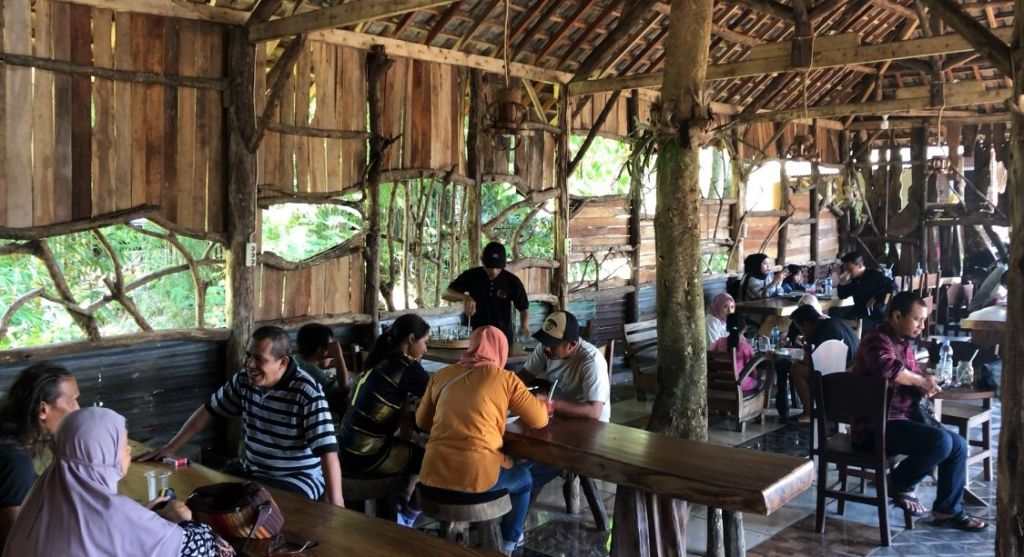 Suasana Warung Pawon Sego Lego di Trawas, Mojokerto