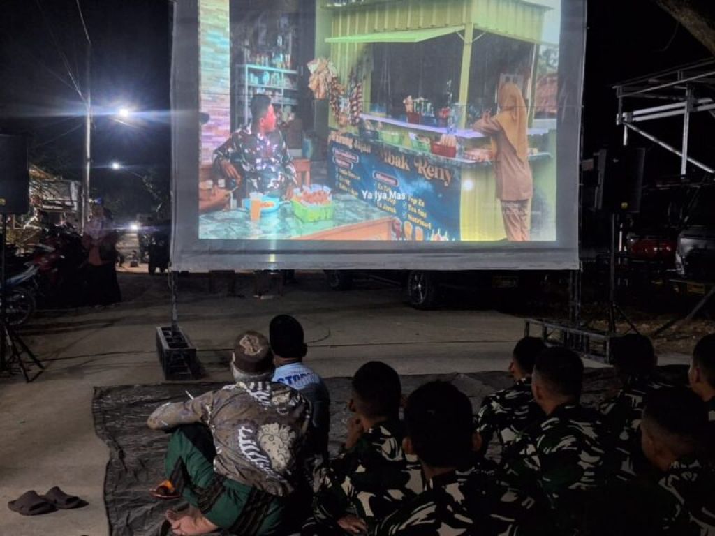 Hangatkan Keakraban, Satgas TMMD dan Warga Desa Godo Gelar Nobar Bersama