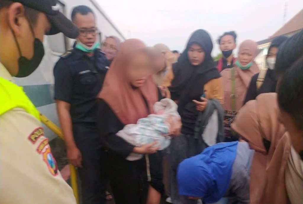 Persalinan Dramatis Seorang Penumpang Kereta Commuter Surabaya-Blitar