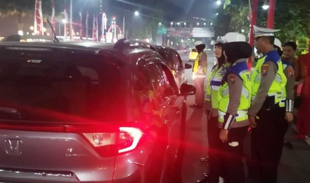 Polisi Tindak 10 Pengemudi dalam Pengaruh Alkohol di Jalan Gubernur Suryo Surabaya