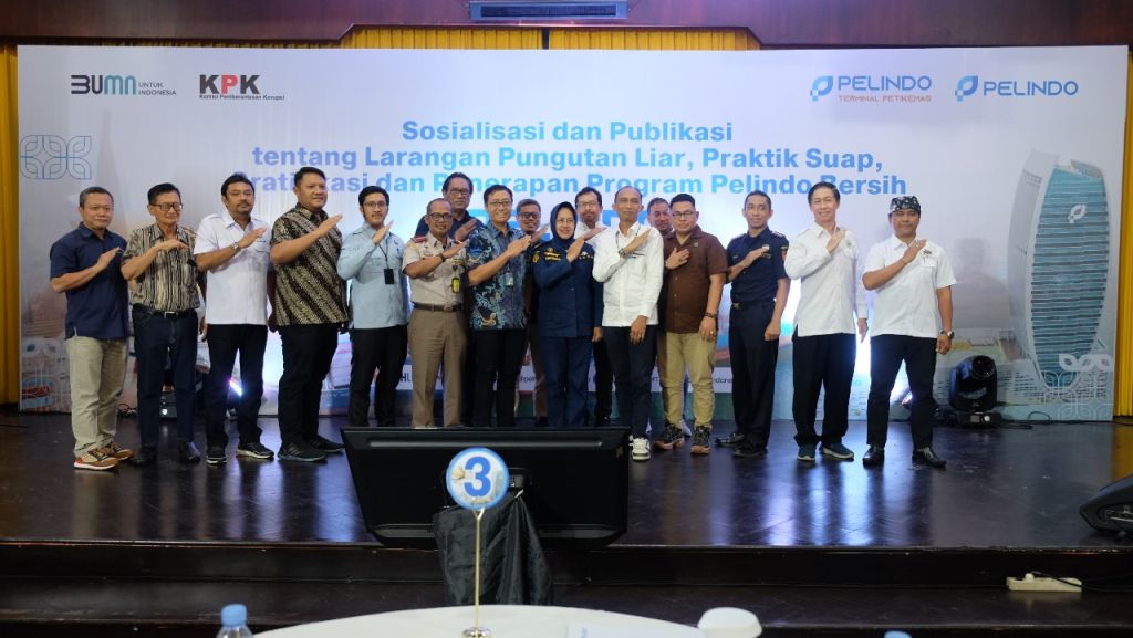 PT Pelabuhan Indonesia (Persero) Regional 3 bersama Pelindo Terminal Petikemas memperkuat komitmen antikorupsi (Foto: Humas Pelindo Regional 3)