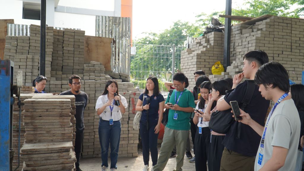 Mahasiswa PCU dan SUTD mendengarkan penjelasan mengenai RPK Gunung Anyar dalam memproduksi paving