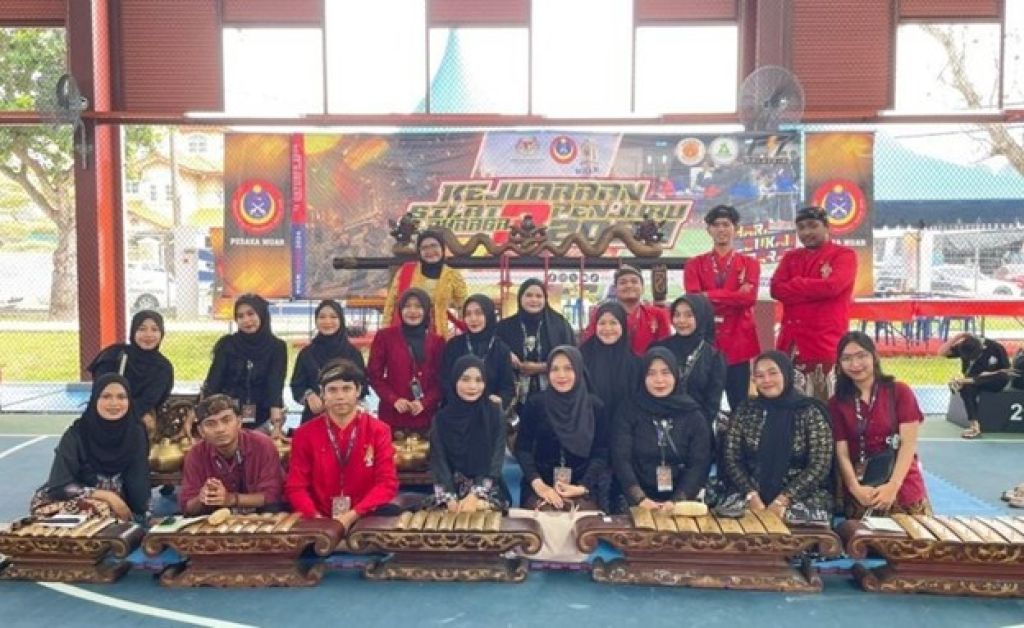 Mahasiswa Prodi S-1 Pendidikan Bahasa dan Sastra Jawa Unesa mengajarkan mahasiswa Malaysia cara bermain gamelan dalam program pertukaran internasional (Unesa for mili.id)