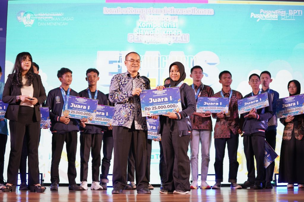 Salah satu perwakilan kontingen jatim seacar simbolis menerima hadiah juara umum LKS Dikmen ke XXXIII