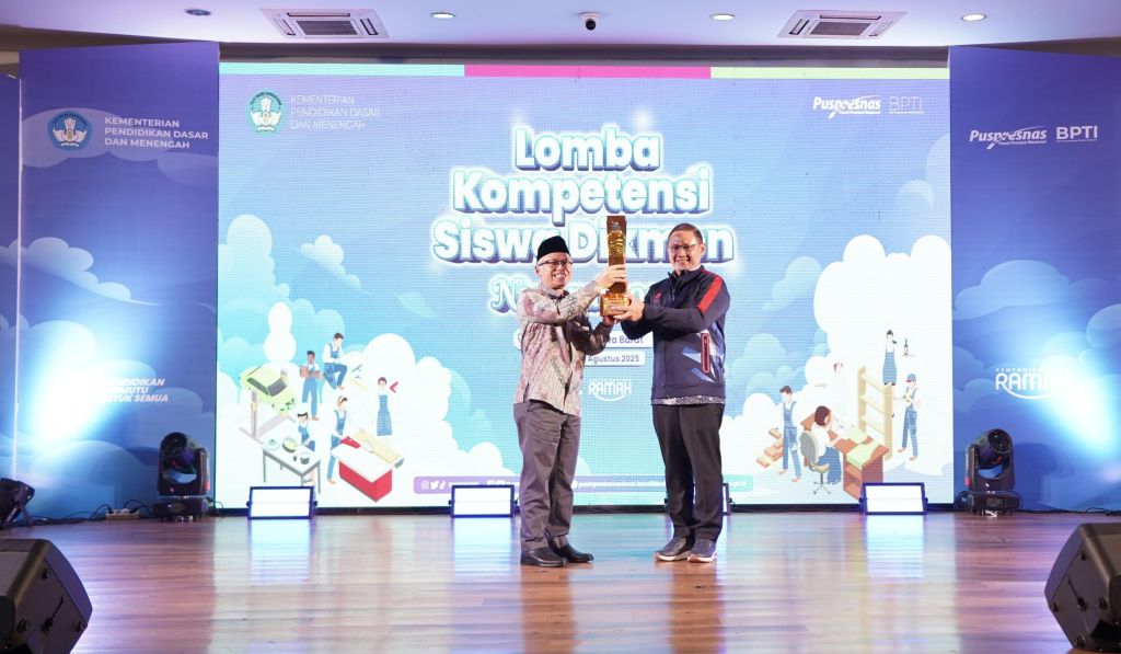 Kepala Dinas Pendidikan Jatim, Aries Agung Paewai saat menerima Piala Bergilir Juara Umum yang diserahkan Wamendikdasmen Atip Latipulhayat