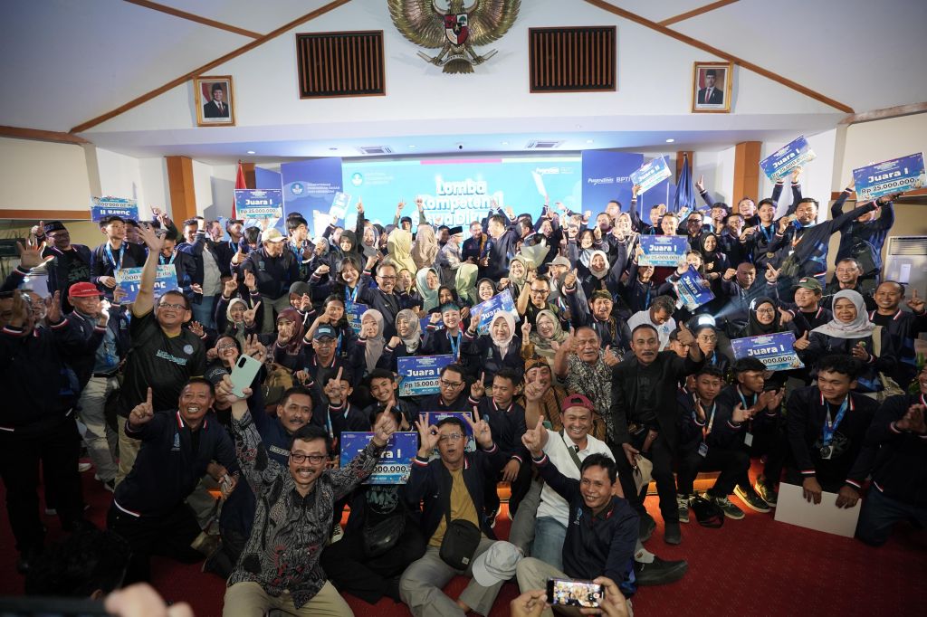 Kotingen Jawa Timur Foto bersama usai upacara penutupan LKS Dikmen ke XXXIII di Jakarta 