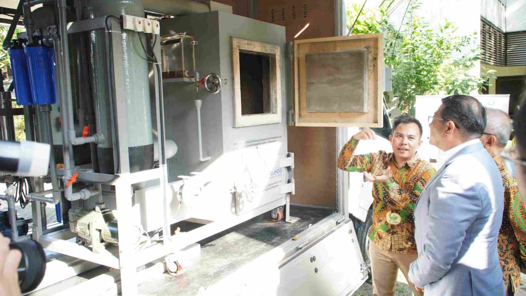 Menteri Ekonomi Kreatif Republik Indonesia, Teuku Riefky Harsya didampingi Rektor Unusa Prof Ir Achmad Jazidie  meninjau mobile water and incenerator.