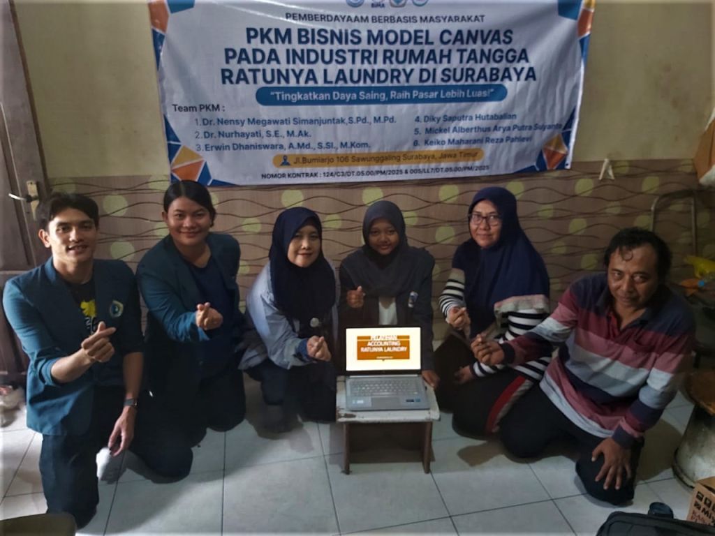 Foto bersama usai Tim memberikan penyuluhan tata kelola akuntansi&nbsp;bisnis&nbsp;laundry