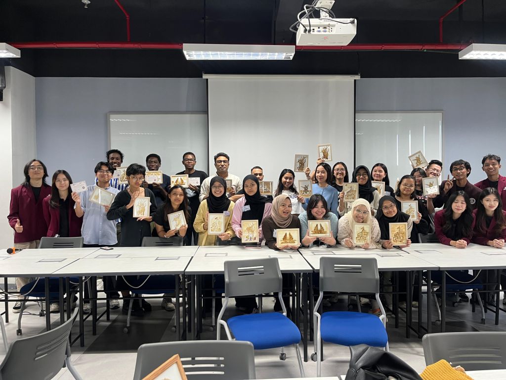 UC Ajak Mahasiswa Mancanegara Mengenal Surabaya Lewat Coffee Painting