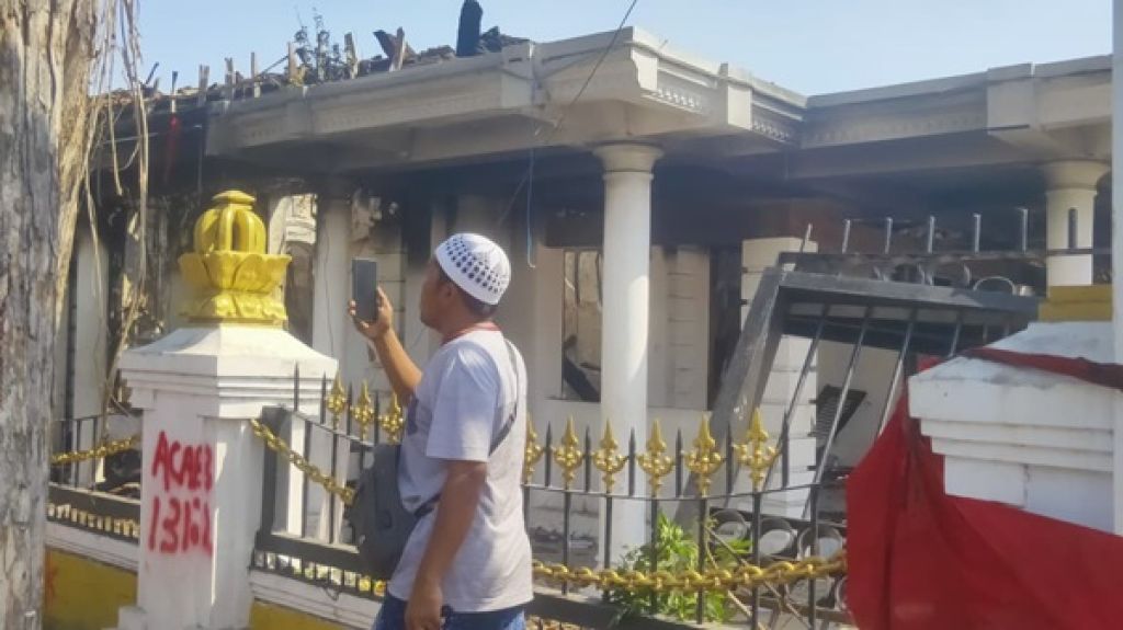 Warga Padati Depan Grahadi, Sisa Kerusuhan Jadi Tontonan