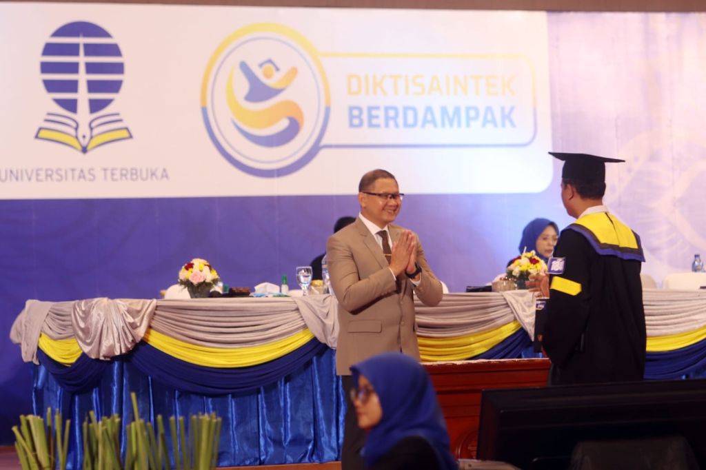 Kadindik Jatim Aries Agung Paewai saat mewakili Gubernur Jatim di prosesi wisuda Universitas Terbuka Surabaya  