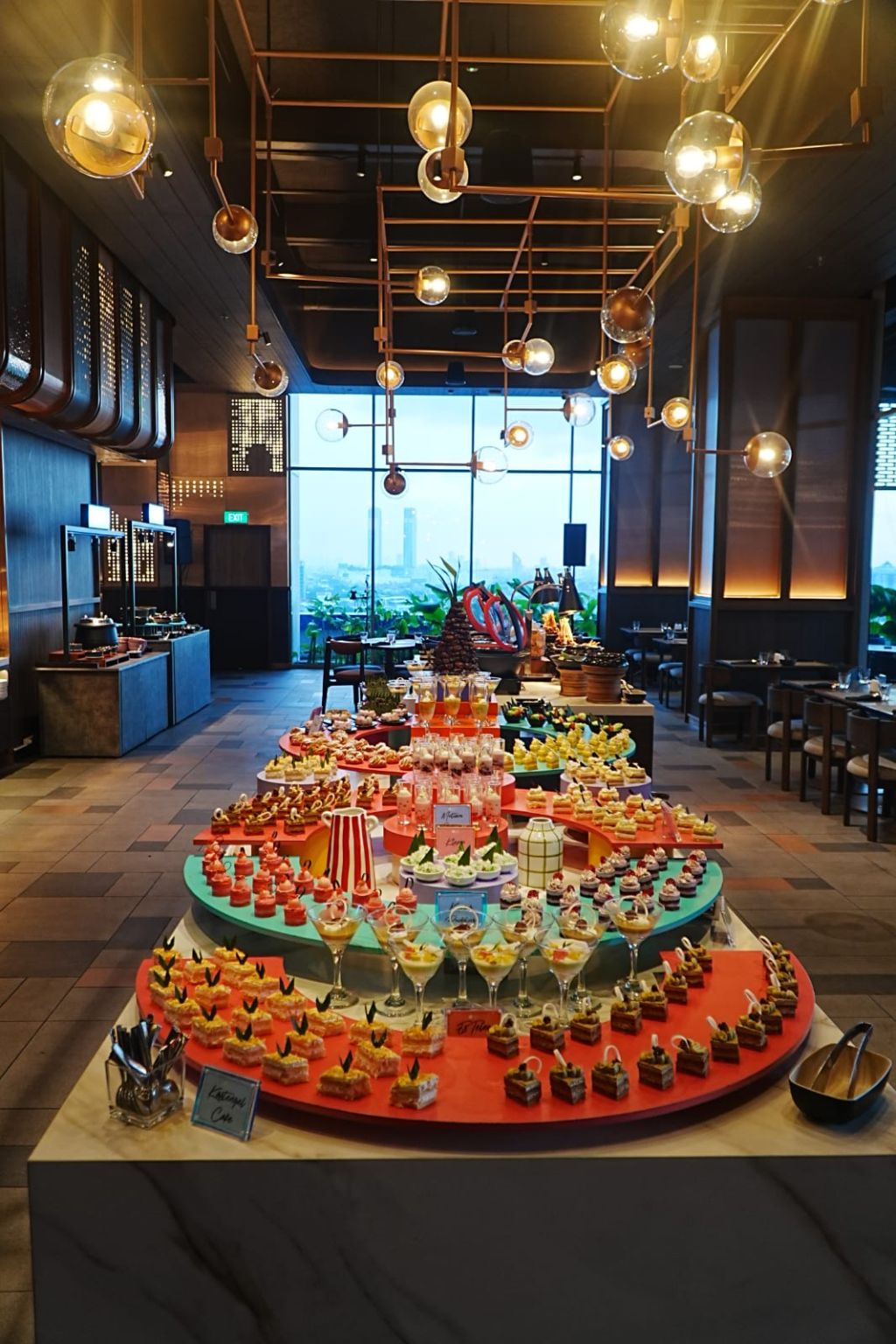 Ramadan Lebih Seru di Aloft Surabaya Pakuwon City, Sajikan Buffet Nusantara dengan Pemandangan Sunset