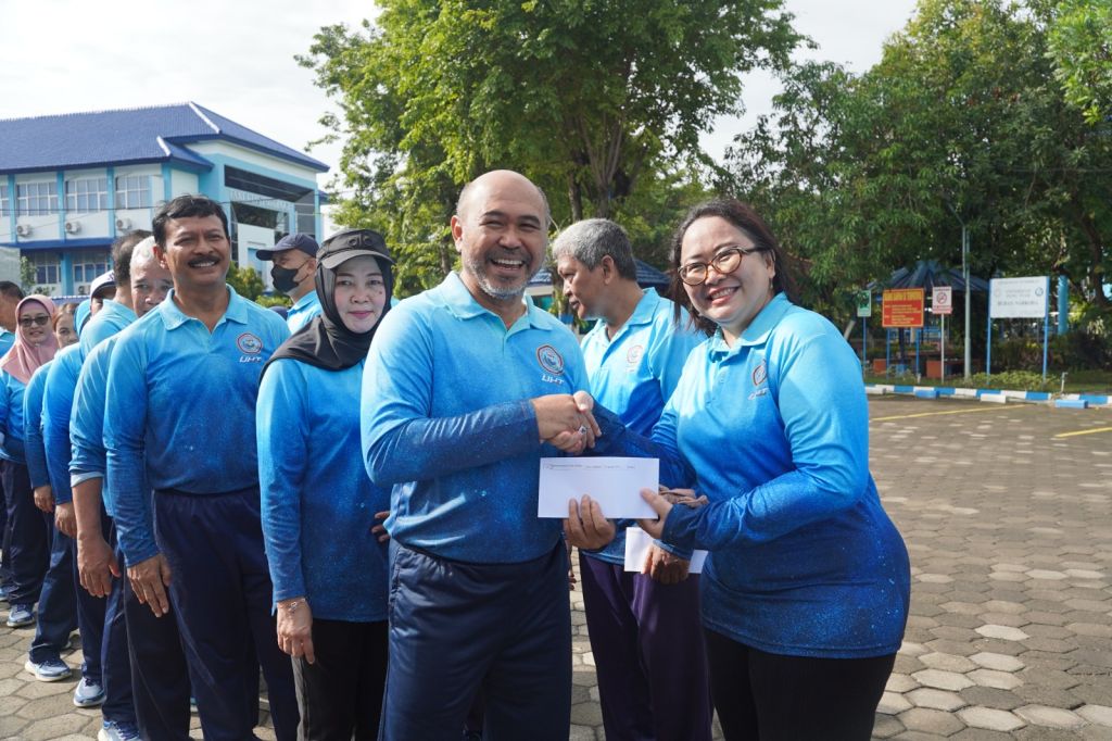 Rektor UHT Hadiri Ulang Tahun 100 Pegawai UHT, Diawali Aerobik