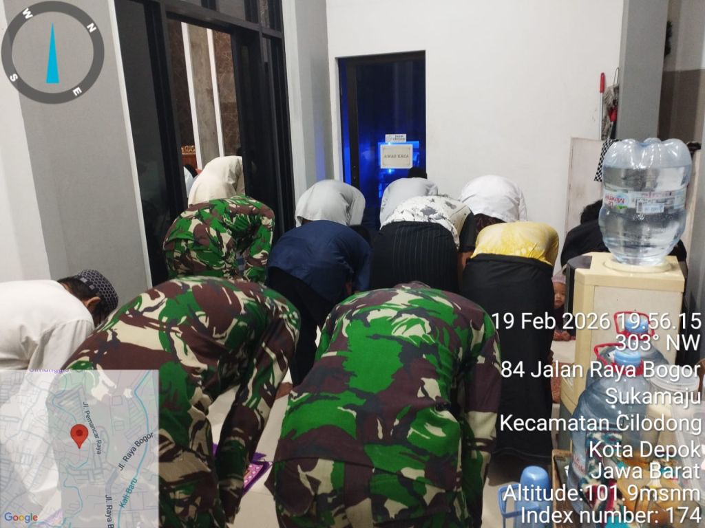 Tarawih di Masjid At Taufik, Satgas TMMD dan Warga Pererat Ukhuwah