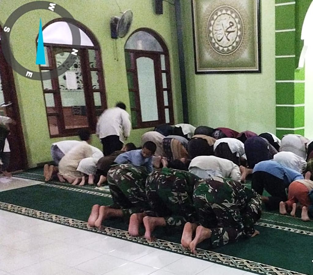 TNI dan Masyarakat Sukamaju Gelar Tarawih Bersama di Tengah Program TMMD