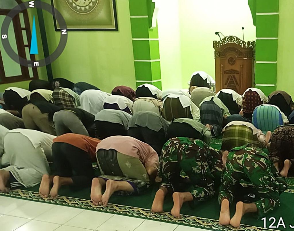 Di Balik Pembangunan TMMD, TNI dan Warga Sukamaju Bersatu dalam Ibadah Ramadan