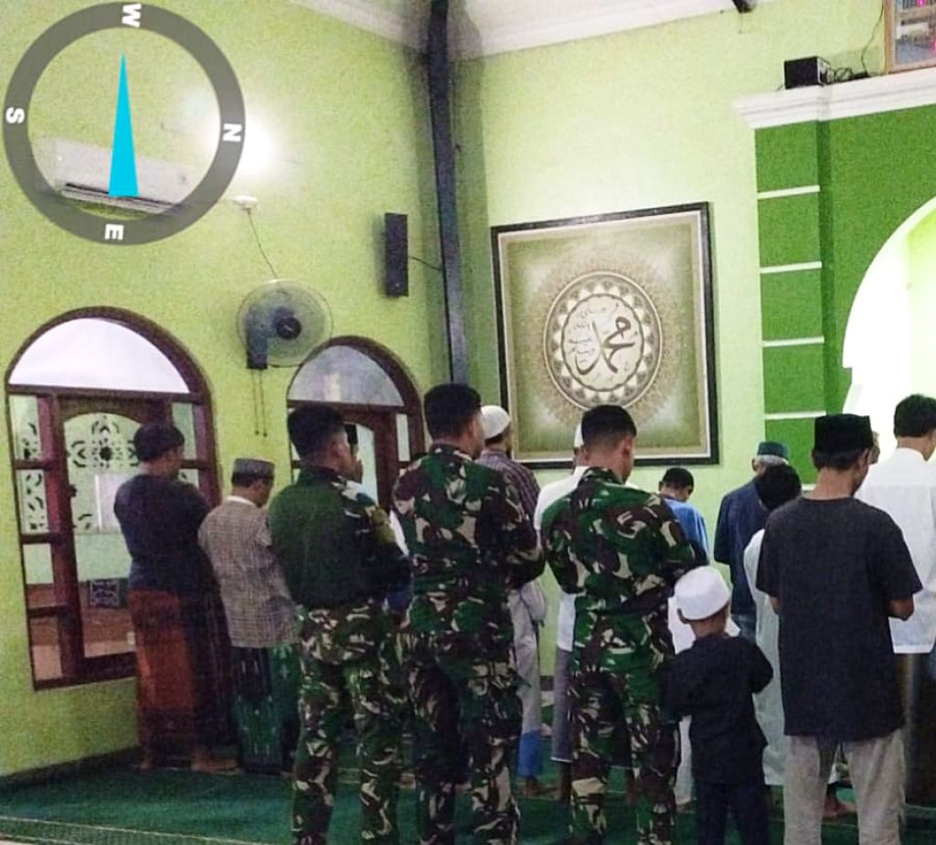 Momentum Ramadan, TNI dan Warga Cilodong Shalat Tarawih Bersama