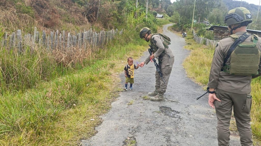 Ops Damai Cartenz Hadir di Tengah Warga Sugapa, Situasi Aman Terkendali