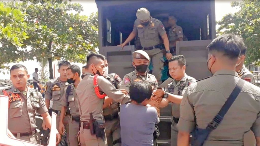 Penertiban PKL di Ciracas Memanas, Pedagang Acungkan Senjata Tajam ke Petugas