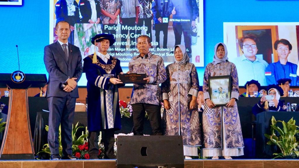 Apresiasi Wisudawan Patriot ITS, Mentrans Serahkan Ijazah Almarhum Abdul Rohid