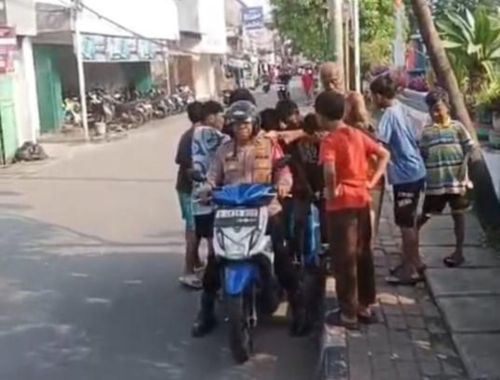 Sigap, Polisi Tambora Evakuasi Lansia Terjatuh di Krendang