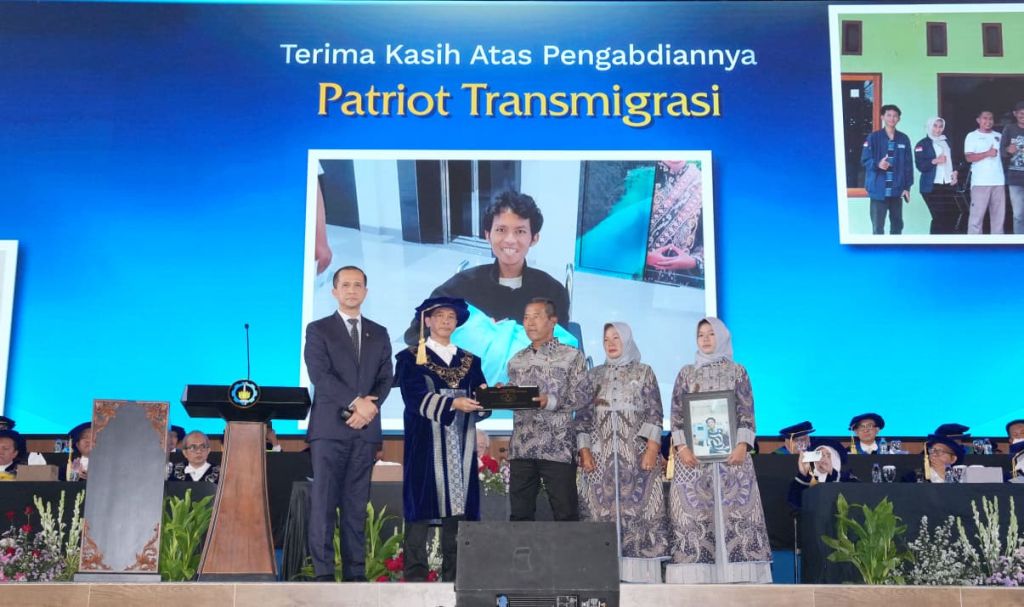 Kisah Pengabdian Patriot Transmigrasi, Almarhum Abdul Rohid Dikenang Haru di Wisuda ITS