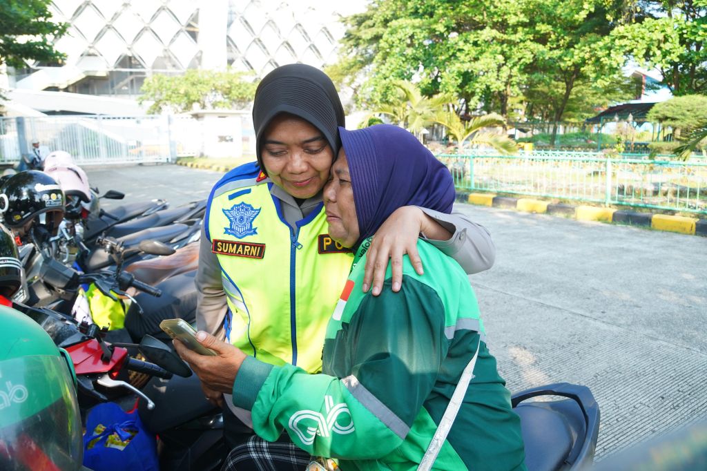 Hari Kartini 2026, Kapolres Metro Bekasi Bagikan 400 Paket Sembako untuk Perempuan Pekerja