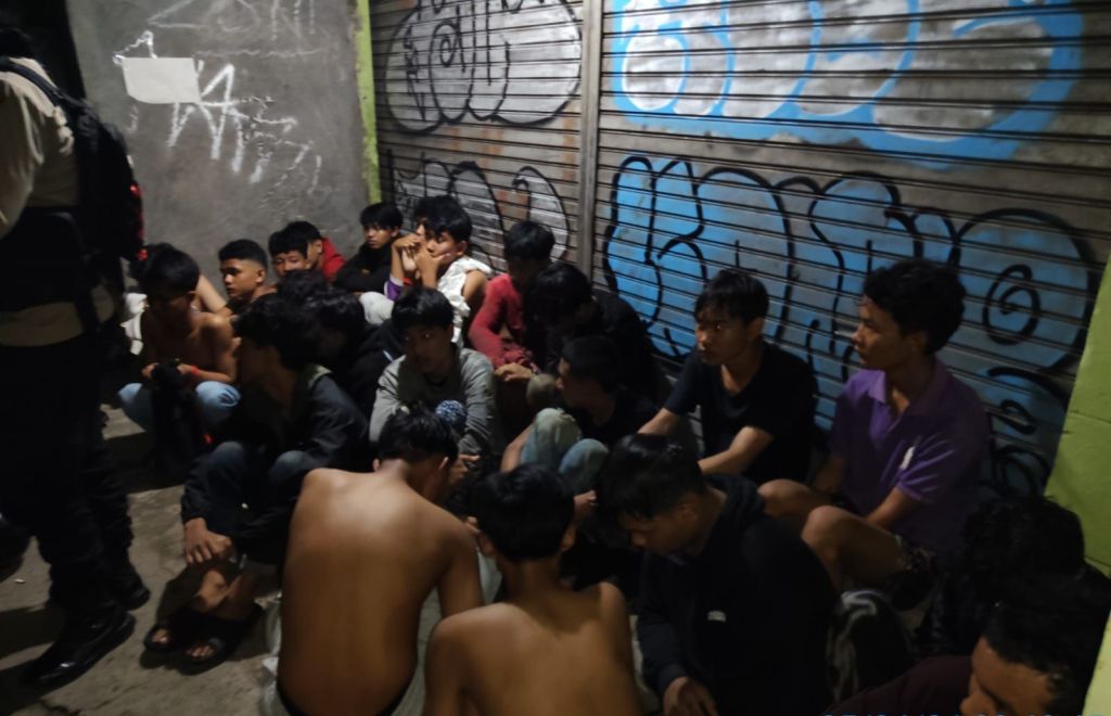 Polisi Sikat Tawuran di Tapos, Puluhan Remaja dan Sajam Diamankan