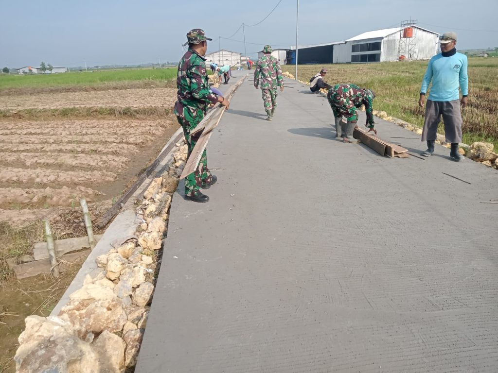 Pemasangan Papan Penyekat Perkuat Kualitas Betonisasi Jalan TMMD di Desa Godo