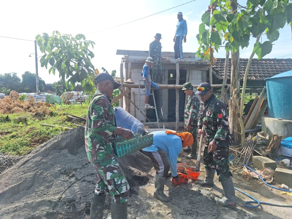 Pengecoran Atap Jadi Simbol Kebersamaan, TMMD Bangun MCK di Desa Godo
