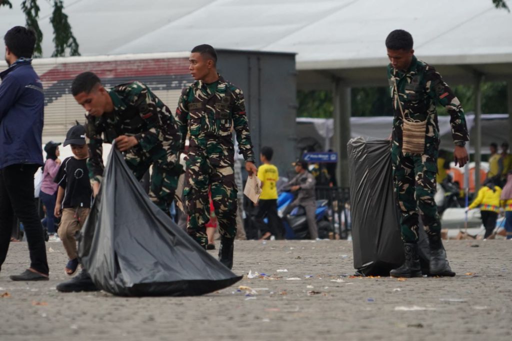 Aksi Nyata Prajurit Kodam Jaya, Bersihkan Monas Usai Pengamanan May Day