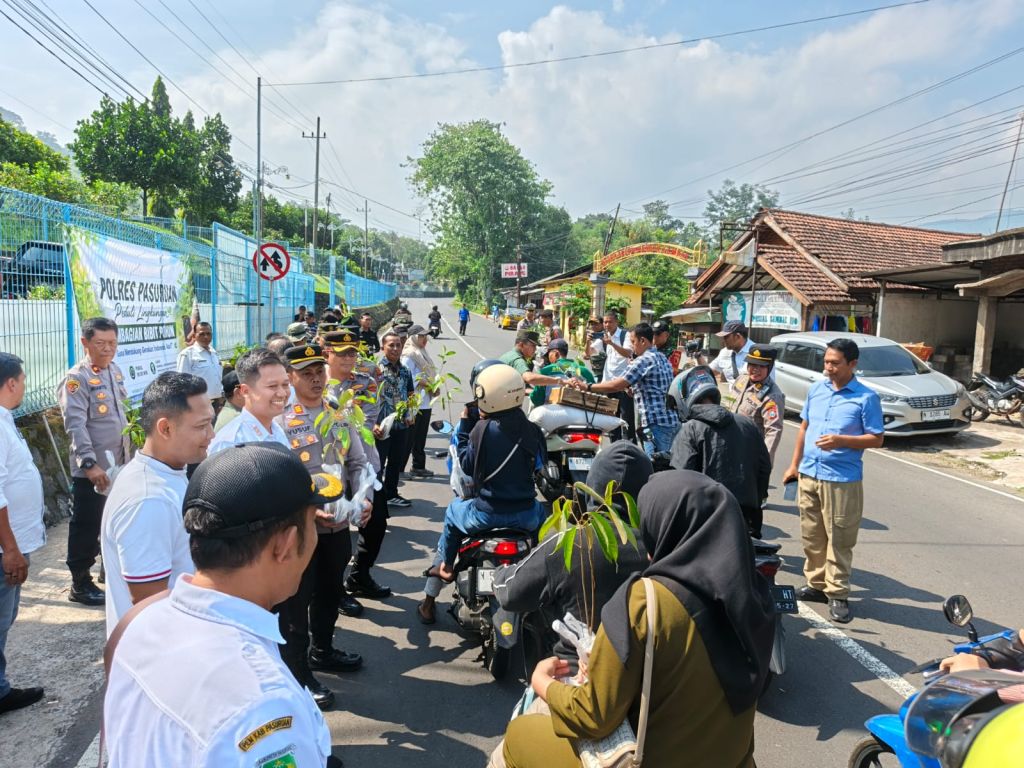 Polres Pasuruan Tebar 6.000 Benih Ikan, Gaungkan Aksi Nyata Indonesia Asri