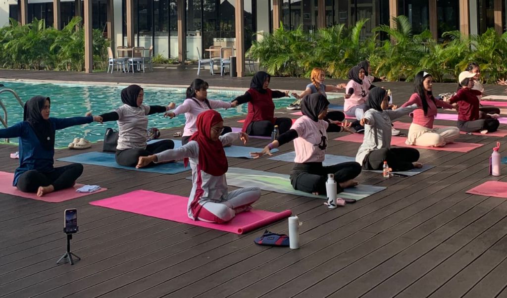 Harmoni di Tepi Kolam, MYZE Hotel Sumenep Hadirkan Pengalaman Yoga Penuh Positive Vibes