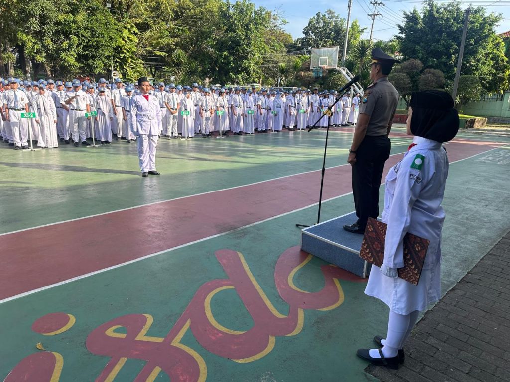 Kapolsek Buduran Jadi Inspektur Upacara di SMAN 1 Sidoarjo, Ajak Bijak Bermedia Sosial dan Kenakalan Remaja
