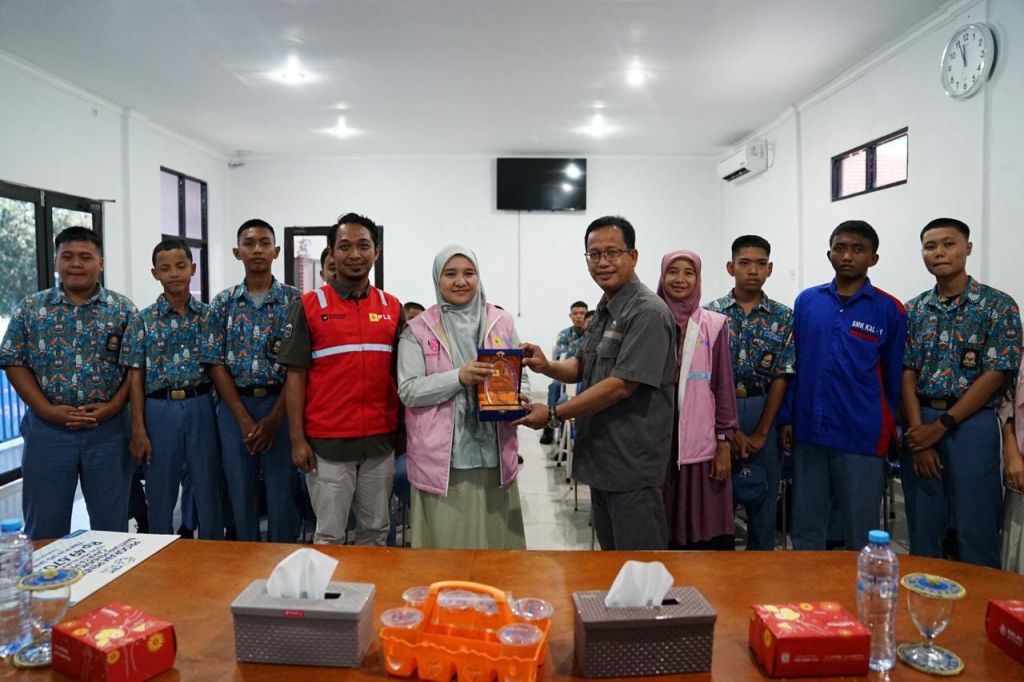 Gaungkan Transisi Energi, Srikandi PLN UP3 Surabaya Selatan Hadirkan Edukasi Kendaraan Listrik di SMK KAL-1