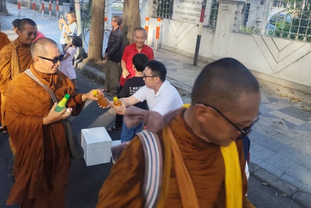Bhikkhu Lintas Damai di Surabaya, ICATI Jatim Sambut Hangat dan Bagikan Minuman