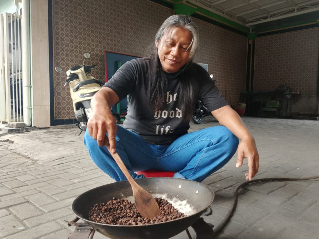 Pilkades Sidoarjo, Hari Pertama Kampanye Pilkades Suko, Mukhlason Pilih Masak Kopi dan Bicara Ekonomi Kerakyatan