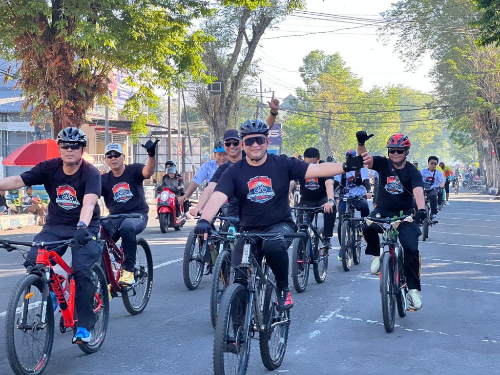Polres Lumajang Gelar Gowes, Ribuan Pesepeda Sambut Hari Bhayangkara ke - 80