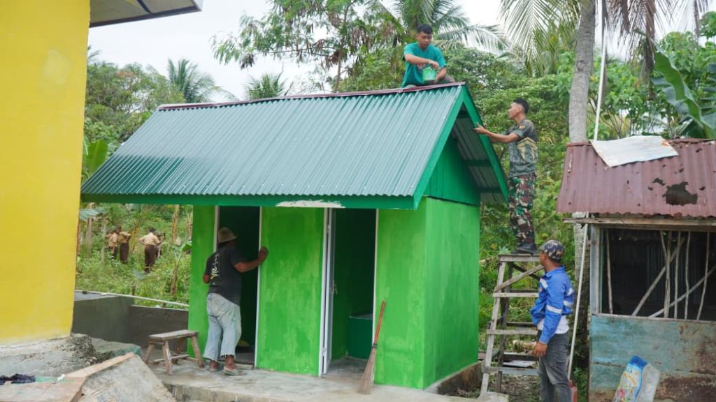 Pengecatan Lisplang dan Kamar Mandi MCK SDN Umbele, Progres TMMD Ke-129 Terus Berlanjut