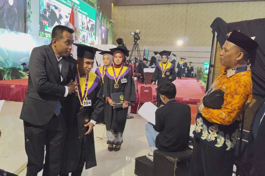 Salah satu mahasiswa difabel Unipar Jember yang diwisuda