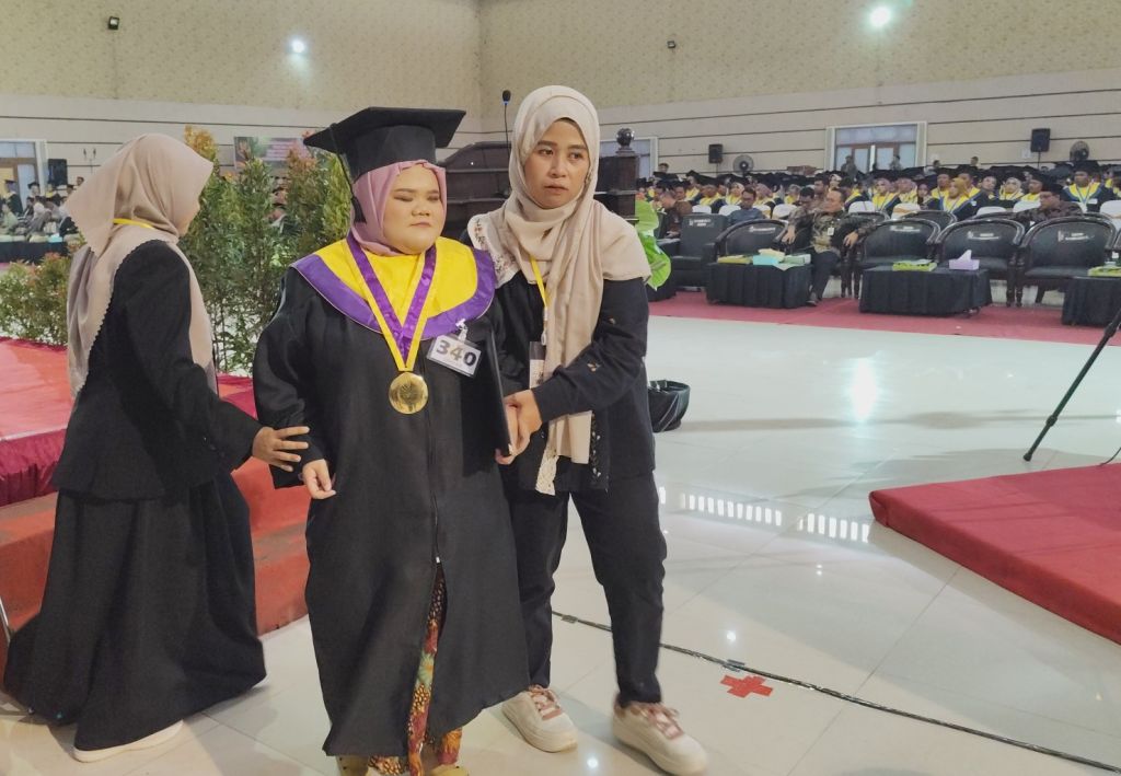 Salah satu mahasiswa difabel Unipar Jember yang diwisuda