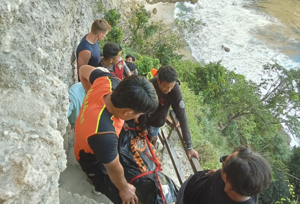 Dua WNA Terseret Ombak Diamond Beach Bali, Satu Ditemukan Tewas